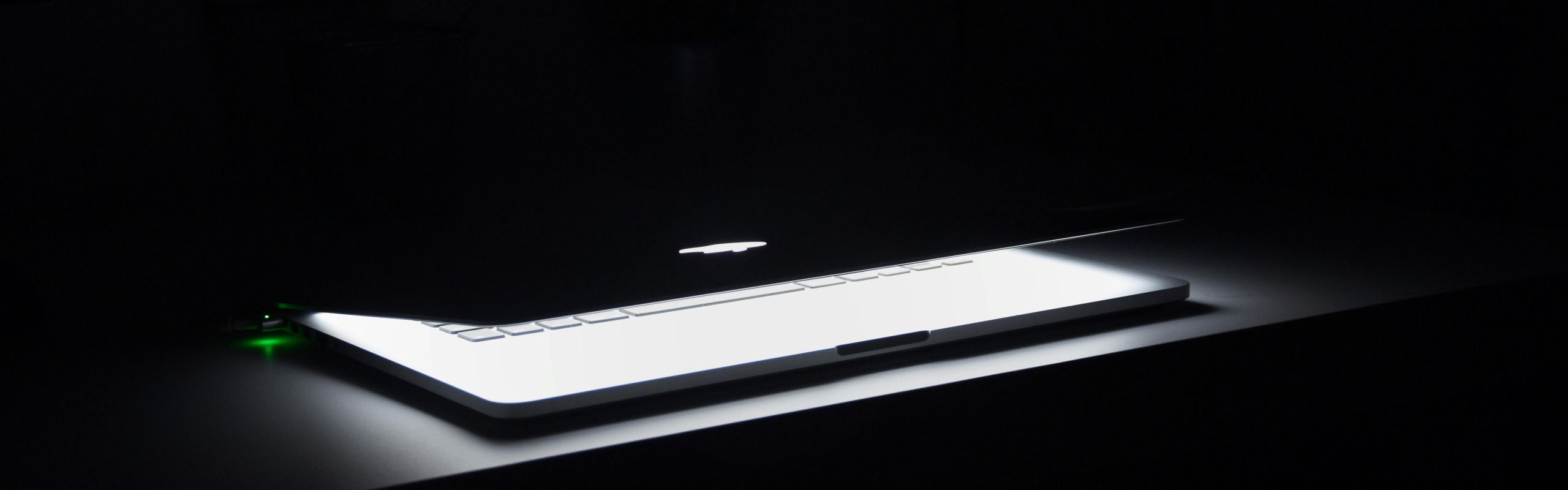 Mac book Pro abriéndose